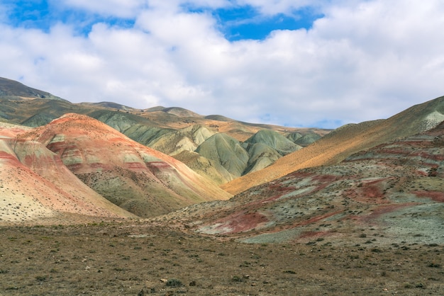 縞模様の赤い山の風景、自然の美しさ