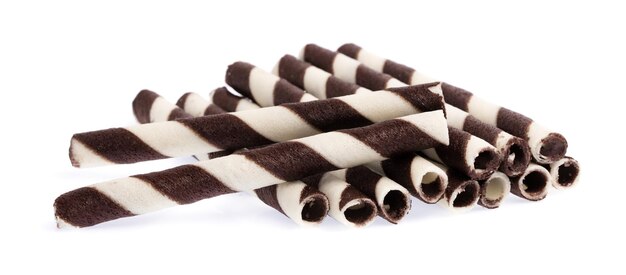 Foto rotoli di wafer a strisce ripieni di cioccolato isolati su sfondo bianco