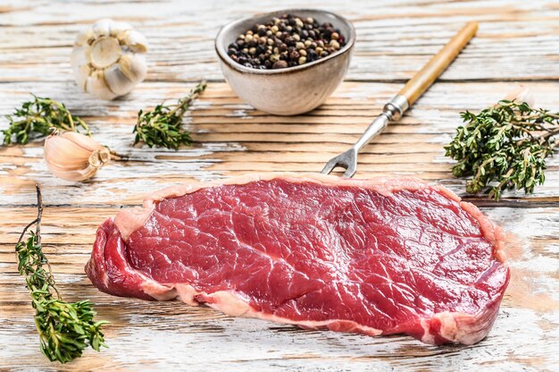 Striploin steak met kruiden bovenaanzicht