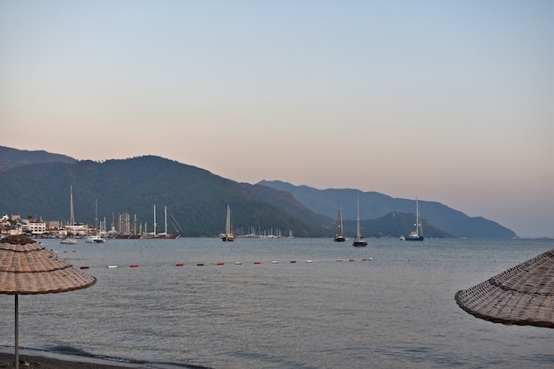 Stro parasols op het strand. Marmaris. kalkoen