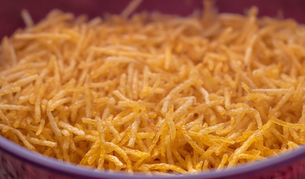 Stroaardappel in een kom in close-upfoto