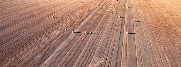 Strobalen op veld drone-weergave Een prachtig landelijk landschap