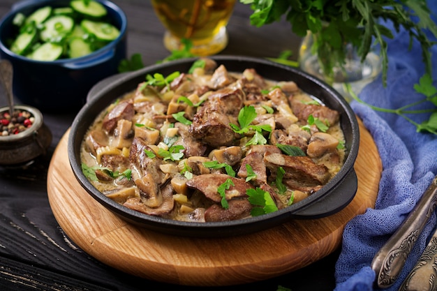 Stroganoff chicken liver with mushrooms and cream