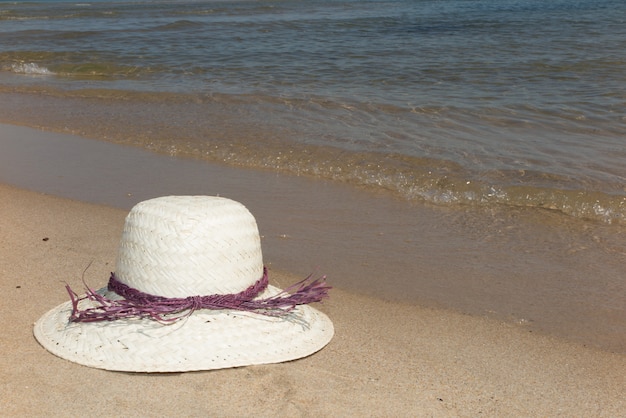 Strohoed op een tropische strandzomer