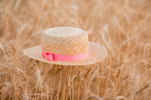 Strohoed op het gebied van tarwe in de zomer