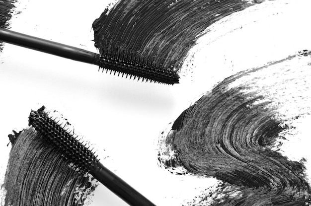 Tratto di mascara nero con pennello applicatore closeup isolato su sfondo bianco immagine