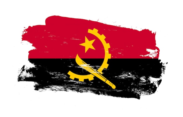 Stroke brush schilderde noodlijdende vlag van angola op witte achtergrond