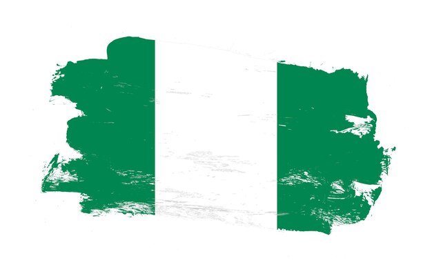 Stroke brush schilderde noodlijdende vlag van nigeria op witte achtergrond