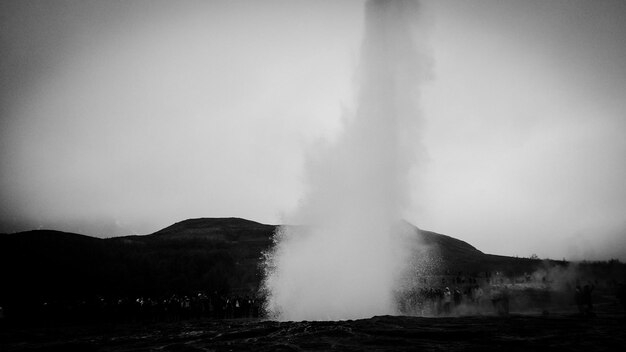 Foto geyser di strokkur contro un cielo limpido