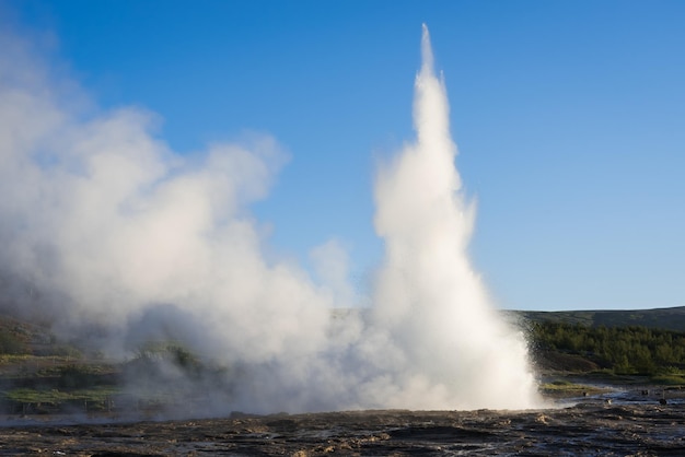 아이슬란드의 Strokkur 간헐천 분화