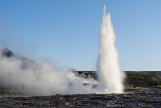 아이슬란드의 Strokkur 간헐천 분화