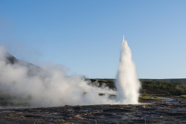 사진 아이슬란드의 strokkur 간헐천 분화