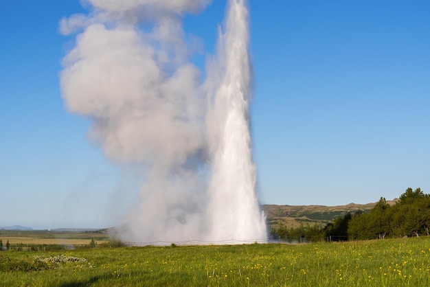 사진 아이슬란드의 strokkur 간헐천 분화