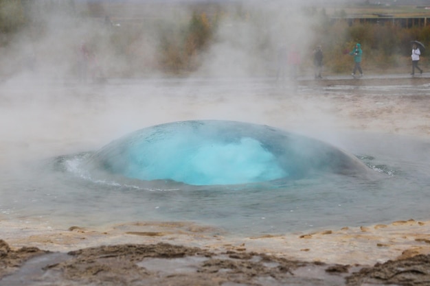 Strokkur geysir in islanda