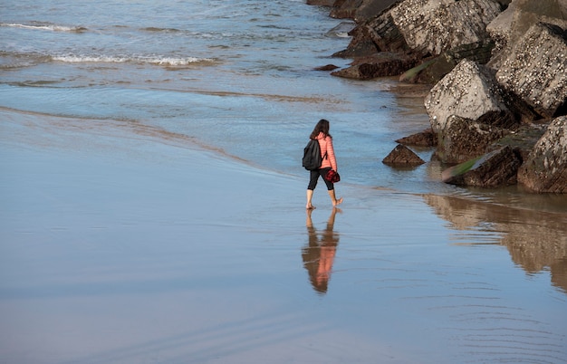 Photo strolling along the beach at low tide