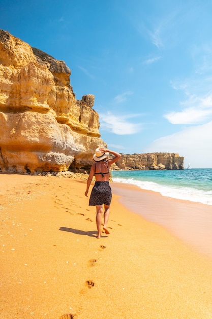 Praia da Coelha Algarve Albufeira Portugal의 해변에서 여름에 산책