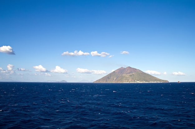 Stromboli-vulkaan met blauwe hemelachtergrond