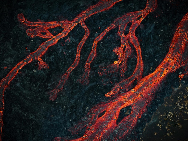 Foto stromen van roodhete lava stromen tijdens een vulkaanuitbarsting giftige rook die de vulkanische zwart bedekt