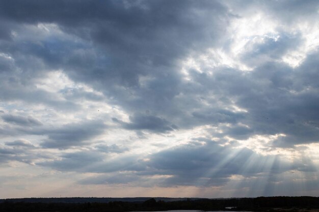 Foto stromen van zonnestralen schijnen door de wolken.