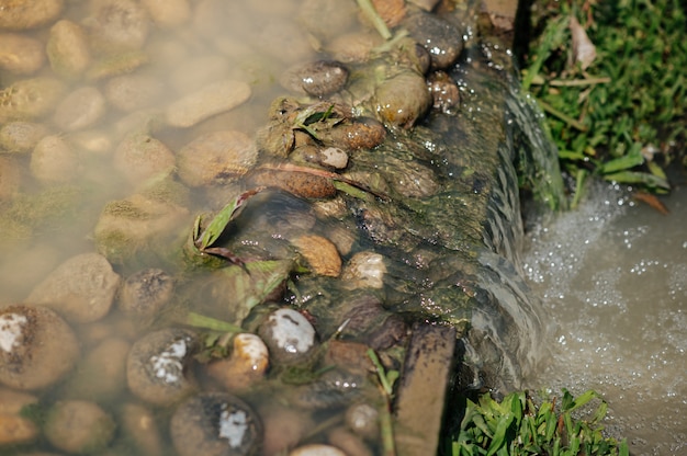 Stromend water is een waterval met stenen in het water.