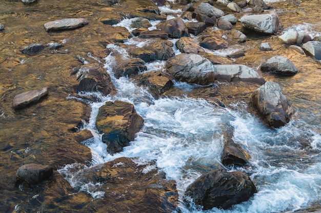 stromend water over de rotsen