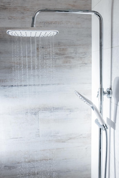 Stromend water uit de douche in moderne badkamer