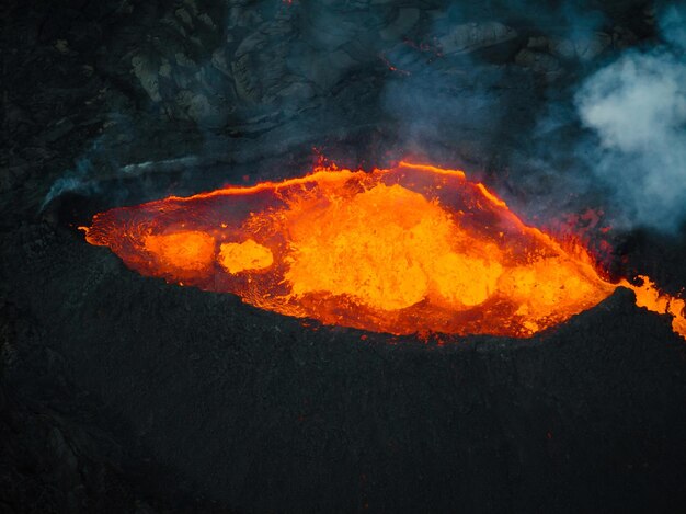 Stroming van hete magma uit de vulkaankrater, zicht vanuit de lucht