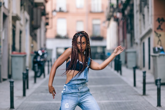 Forte donna afro-americana che balla con il ritmo