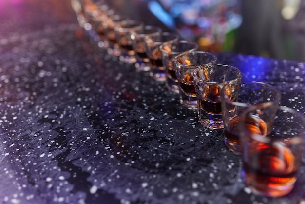 Крепкие алкогольные напитки крепкие спиртные напитки и дистилляты изет в стаканах коньяк шотландский виски и др.