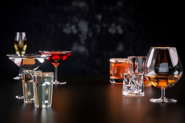 Photo strong alcoholic drinks on dark background