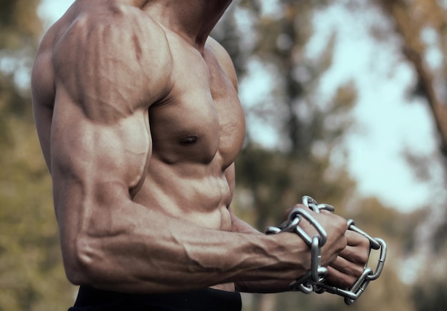 Сильный спортивный мужчина фитнес-модель туловища показывает мускулистого сексуального парня