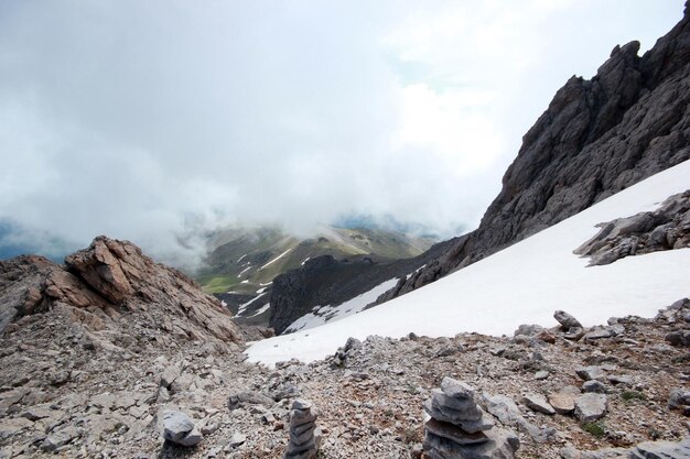 岩の上に立つ強い登山者霧の空自然と自由