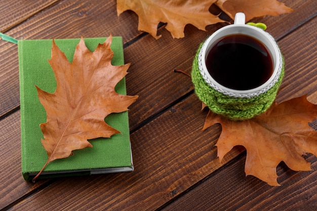 Caffè forte e un libro. il concetto di autunno, natura morta, relax, studio