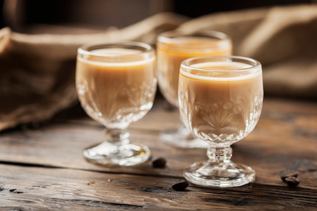 Foto forte liquore al caffè in bicchieri