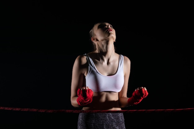 戦いを勝ち取った後の強い感情 若い戦士が大きな勝利を証明するために手を挙げた