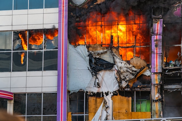 Photo strong fire in the shopping center