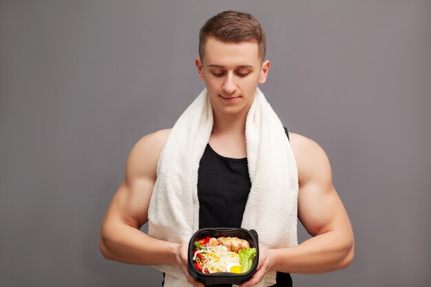 L'uomo forte consuma un pasto ad alto contenuto proteico di carne e frutta