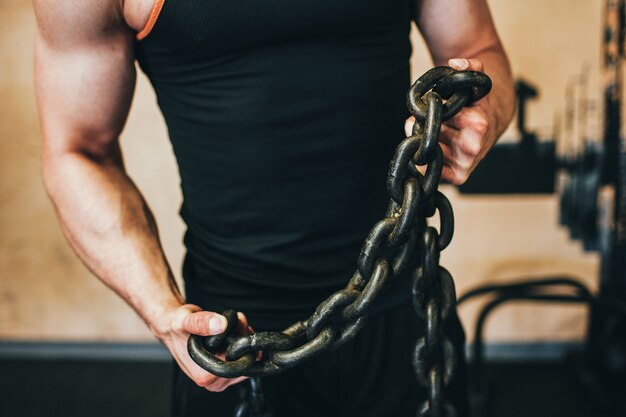 Concetto di culturista di sport palestra uomo forte. rompi le catene della pigrizia. stile di vita dell'atleta.