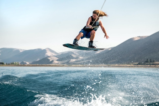 Photo strong man surfing on sea photo