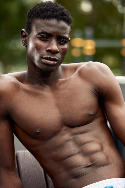 벌거 벗은 몸통 보디 개념을 가진 강한 근육질의 흑인 남자 강한 복부 복근을 가진 아프리카 스포츠맨 근접 촬영 초상화 복사 공간 사람들 운동 스포츠