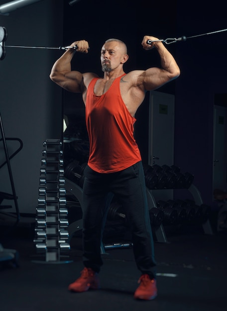 강한 근육질의 남자가 체육관에서 훈련한다