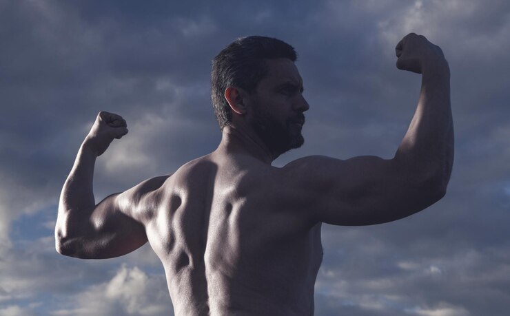 Photo strong sport man bodybuilder man with muscular torso athletic man with biceps and triceps