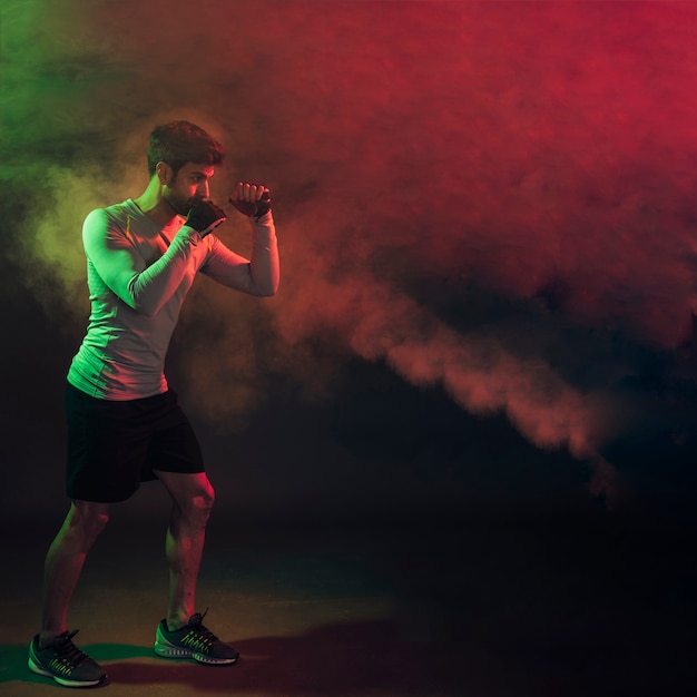 Foto forte scatola di allenamento sportivo in studio