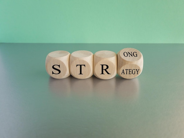 Strong Strategy symbool Gedraaide houten kubussen met woorden Strong Strategy Mooie blauwe achtergrond