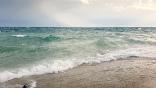 強い波がビーチに打ち寄せる美しい海の景色。