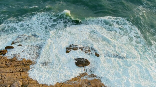 写真 岩の多い海岸に強い波が打ち寄せる.ll