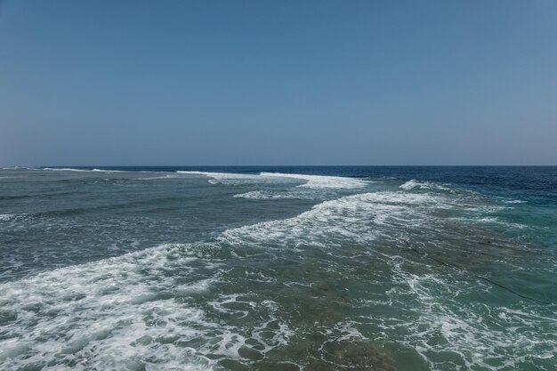 Photo strong waves on a stormy day on vacation