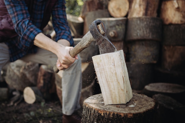 Photo strong woodcutter chopping wood with a sharp ax