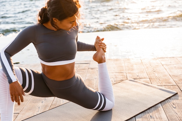 Photo strong young fitness woman stretching