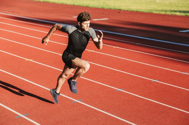 実行している強い若いスポーツマン